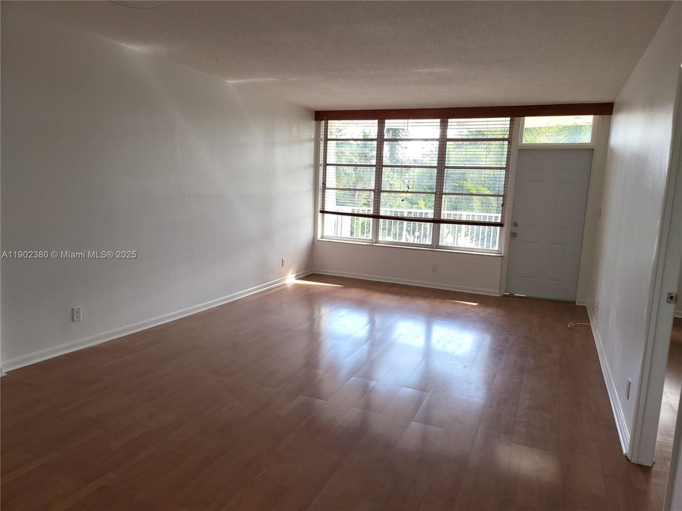 For Rent: $1,850 (1 beds, 1 baths, 850 Square Feet)