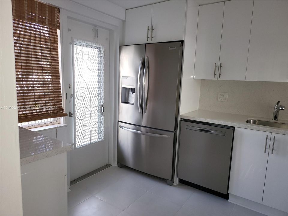 For Rent: $1,850 (1 beds, 1 baths, 850 Square Feet)