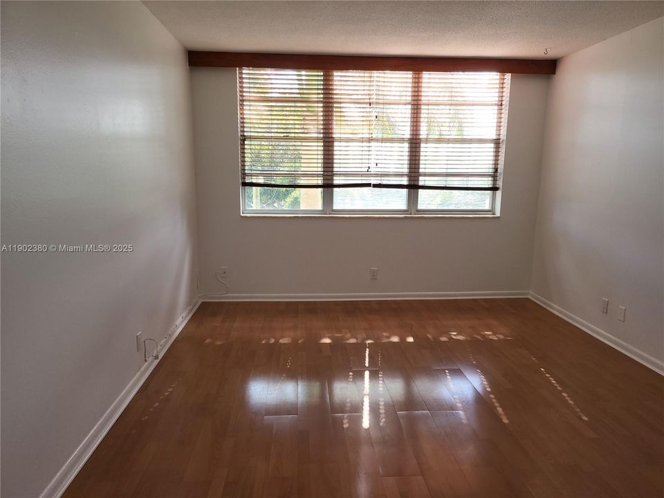 For Rent: $1,850 (1 beds, 1 baths, 850 Square Feet)