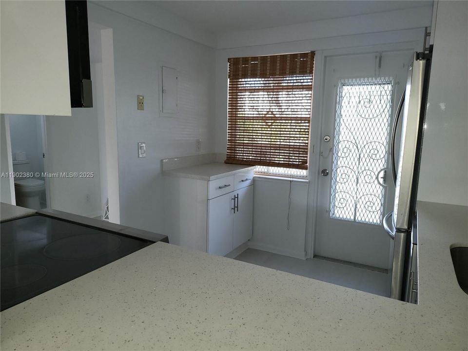For Rent: $1,850 (1 beds, 1 baths, 850 Square Feet)