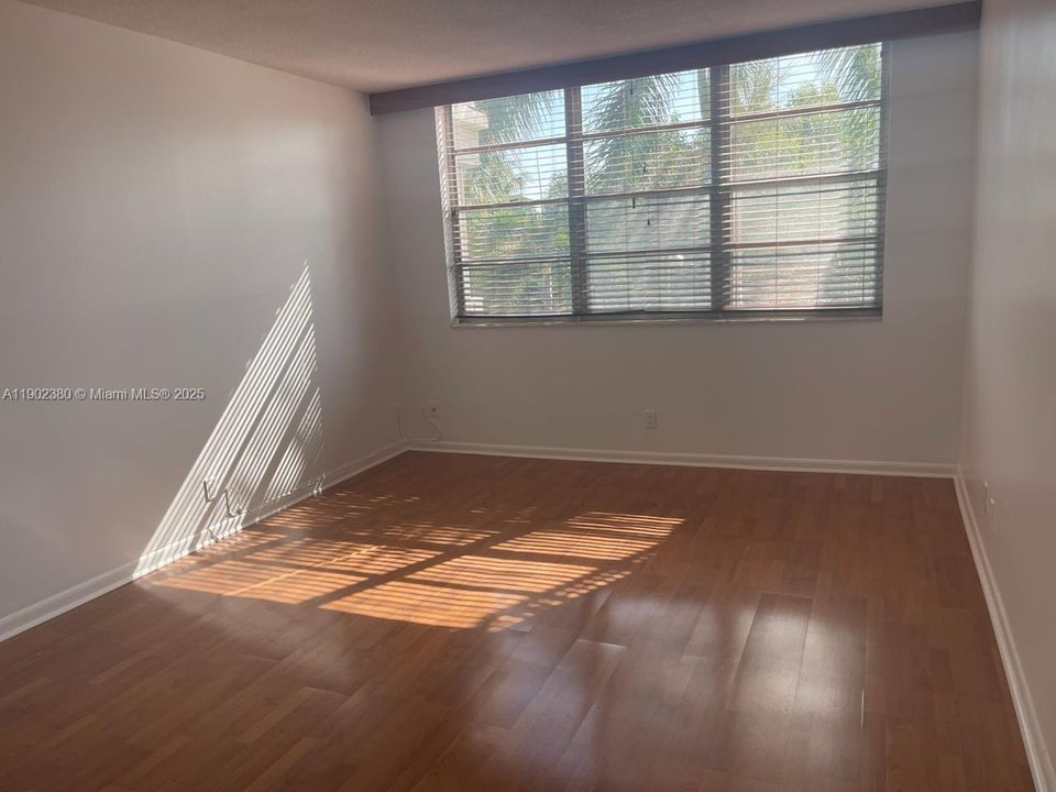 For Rent: $1,850 (1 beds, 1 baths, 850 Square Feet)