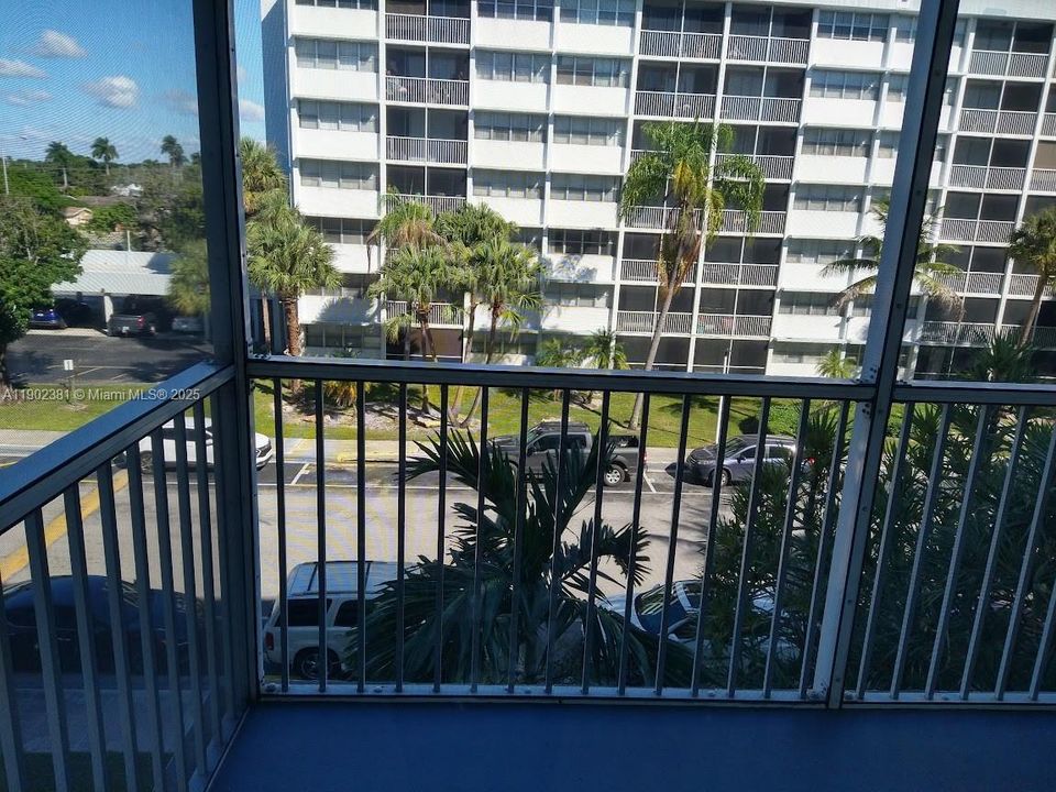 For Sale: $228,000 (2 beds, 2 baths, 1162 Square Feet)