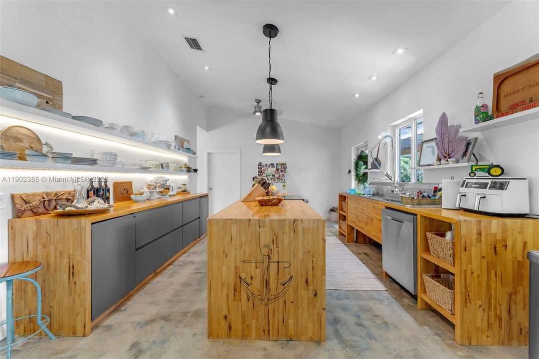 Active With Contract: $1,495,000 (4 beds, 3 baths, 2841 Square Feet)