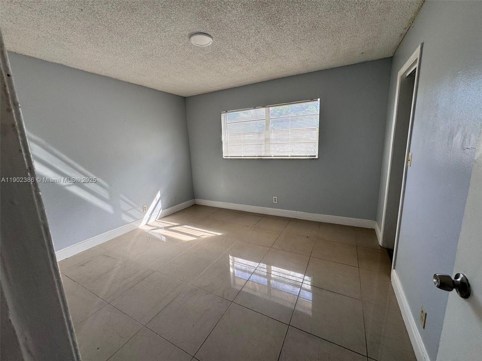 Recently Rented: $1,850 (2 beds, 1 baths, 750 Square Feet)