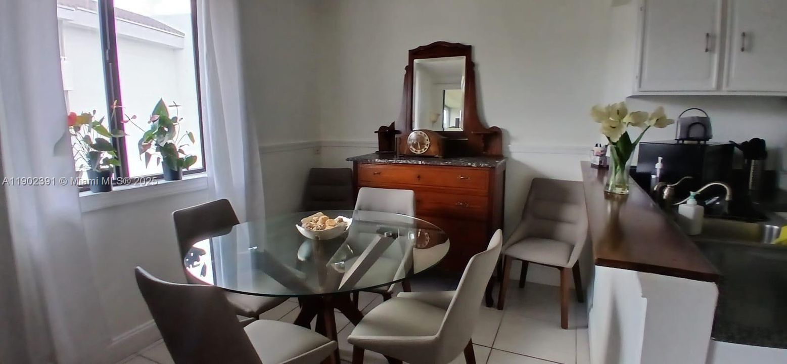 For Sale: $299,900 (2 beds, 2 baths, 1132 Square Feet)