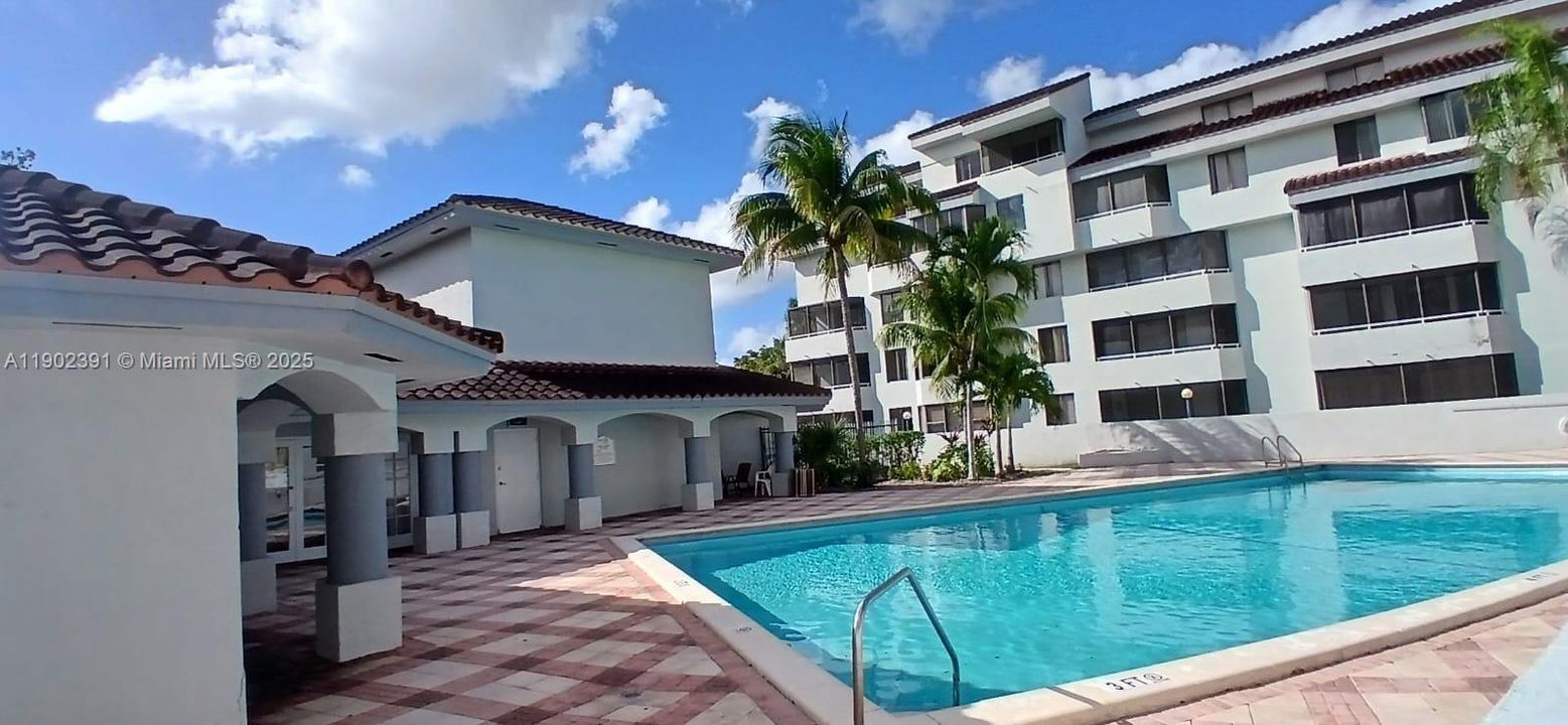 For Sale: $299,900 (2 beds, 2 baths, 1132 Square Feet)