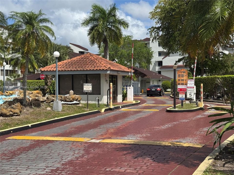 For Sale: $299,900 (2 beds, 2 baths, 1132 Square Feet)