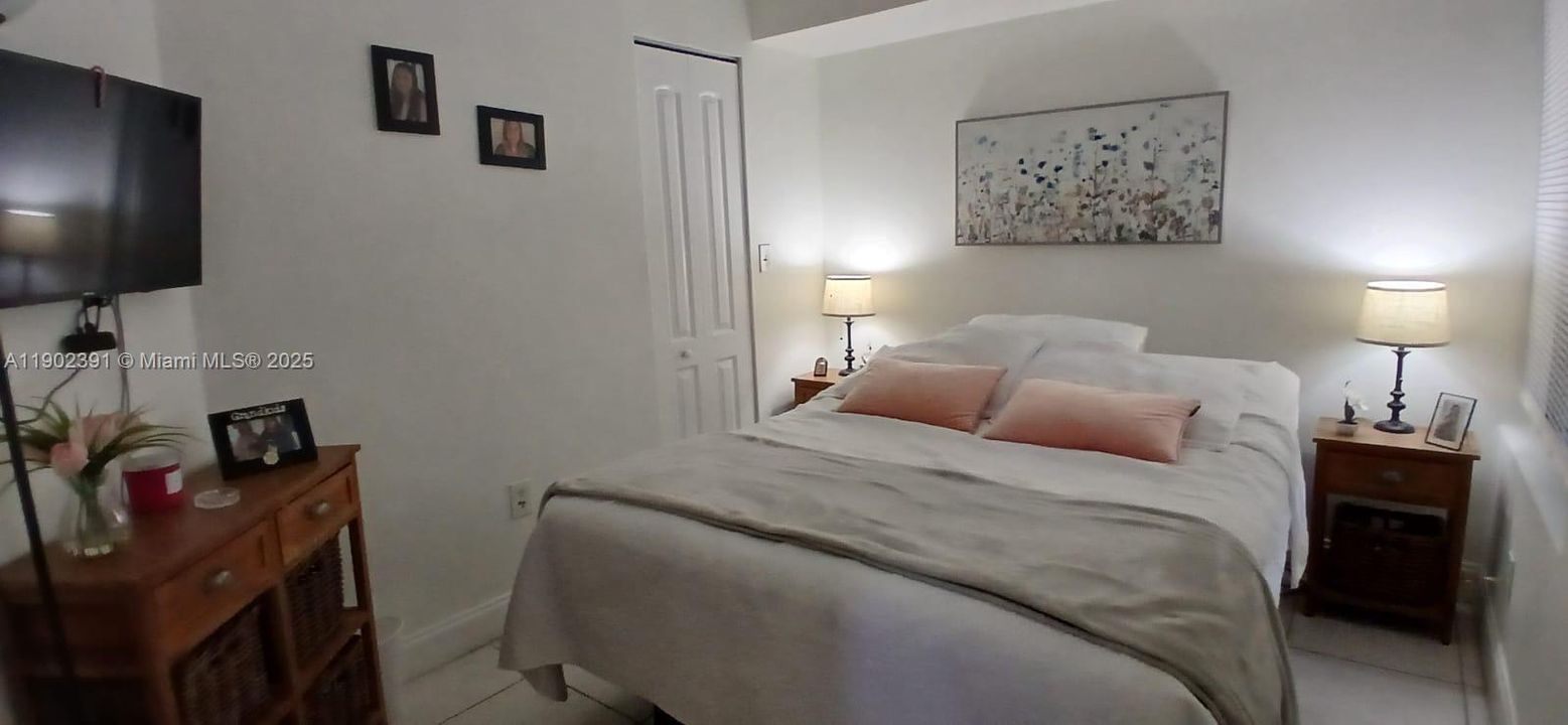 For Sale: $299,900 (2 beds, 2 baths, 1132 Square Feet)