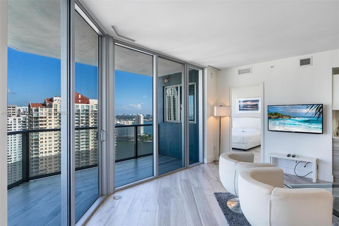 Recently Sold: $875,000 (2 beds, 2 baths, 969 Square Feet)