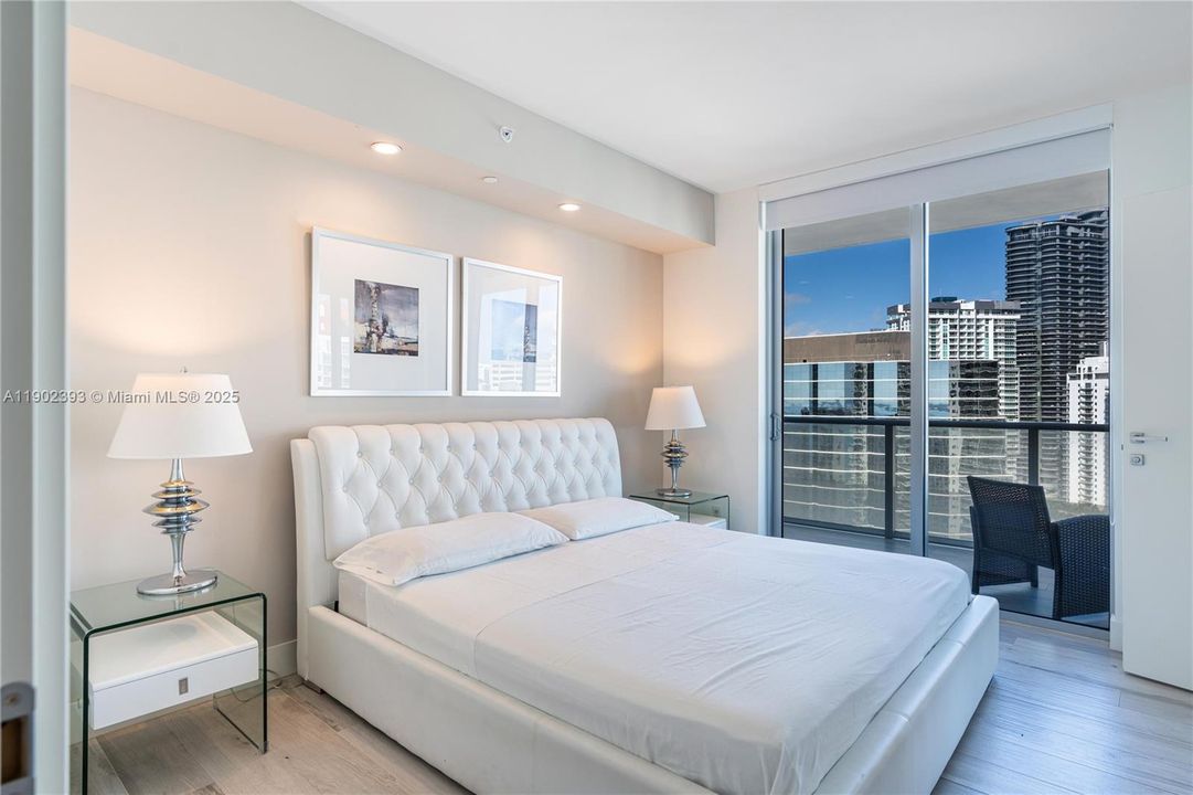 Recently Sold: $875,000 (2 beds, 2 baths, 969 Square Feet)
