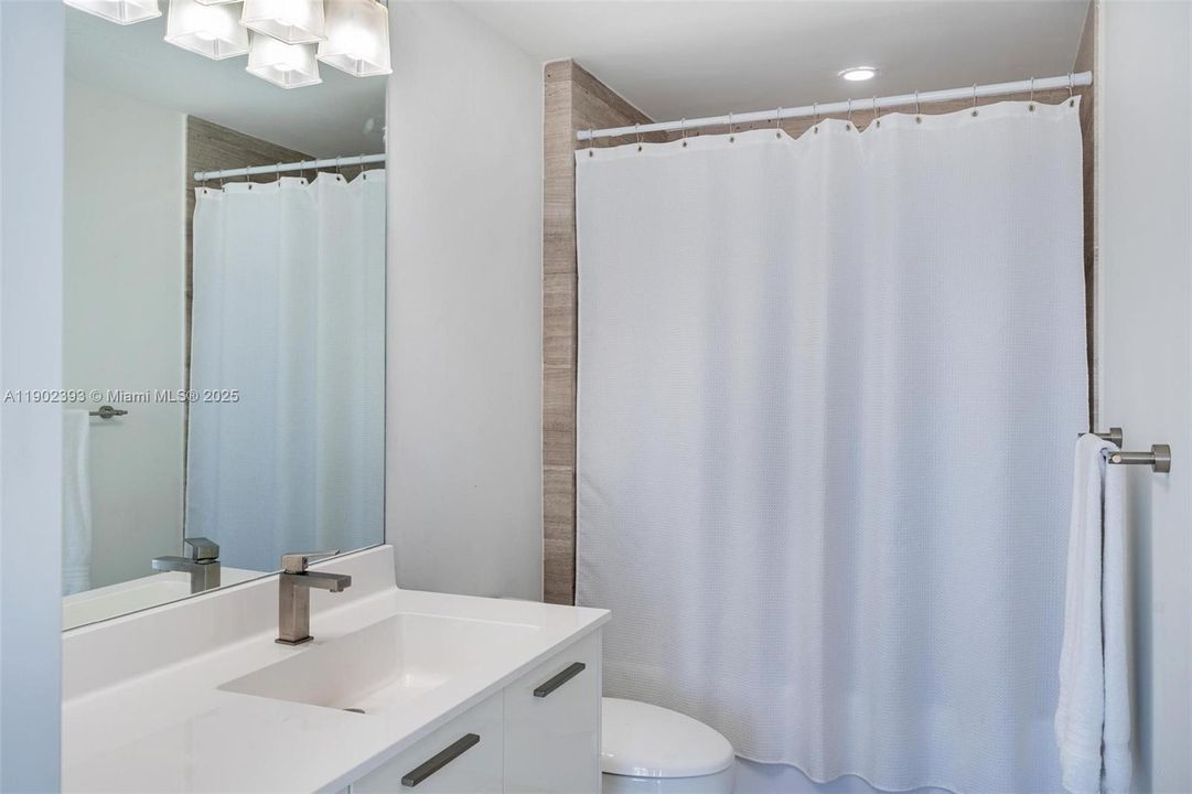 Recently Sold: $875,000 (2 beds, 2 baths, 969 Square Feet)