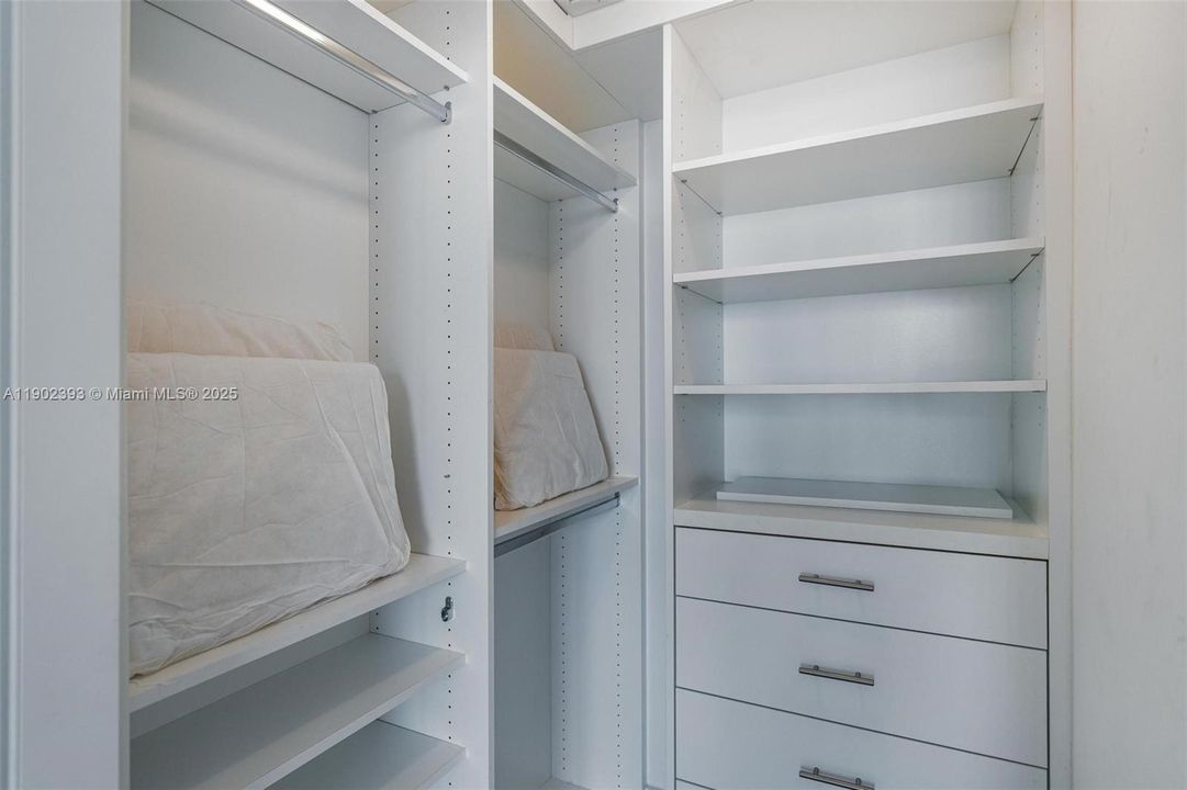 Recently Sold: $875,000 (2 beds, 2 baths, 969 Square Feet)