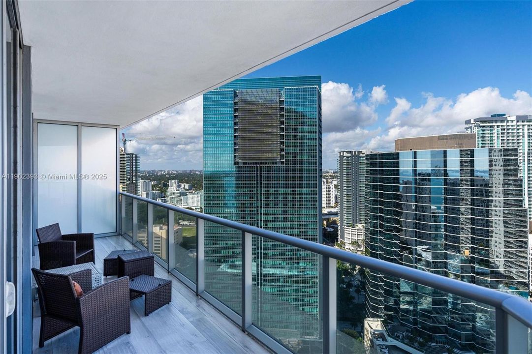 Recently Sold: $875,000 (2 beds, 2 baths, 969 Square Feet)