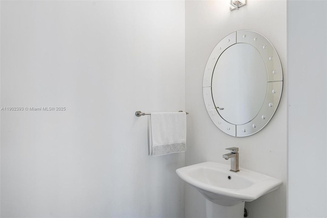 Recently Sold: $875,000 (2 beds, 2 baths, 969 Square Feet)