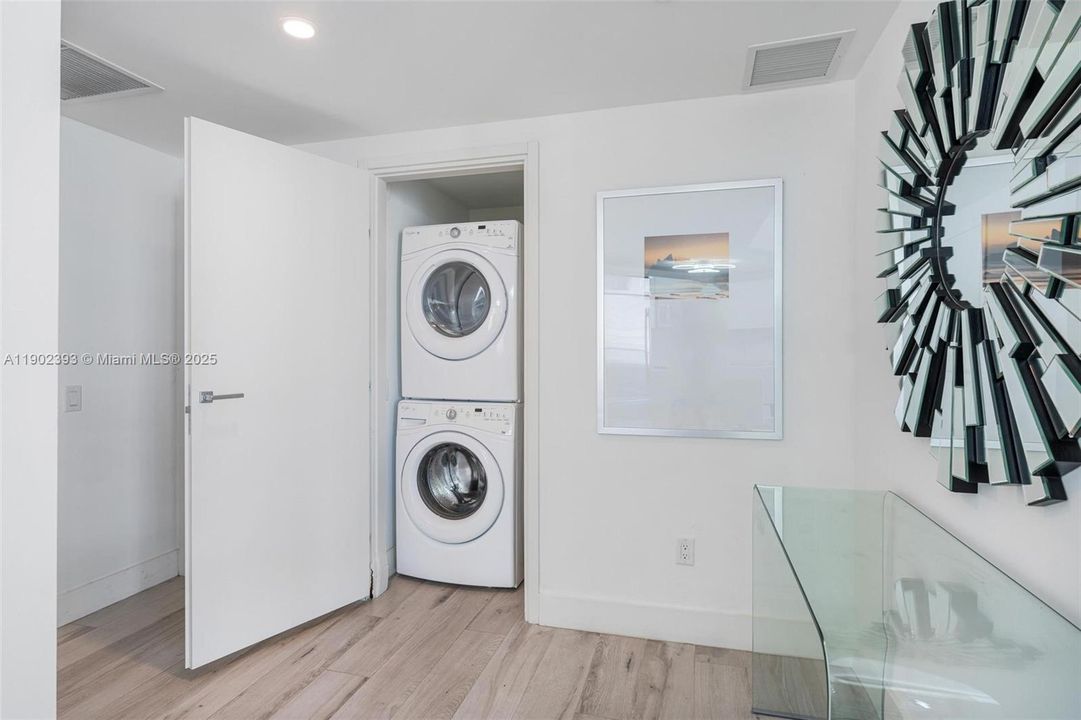 Recently Sold: $875,000 (2 beds, 2 baths, 969 Square Feet)