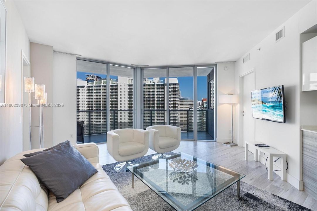 Recently Sold: $875,000 (2 beds, 2 baths, 969 Square Feet)