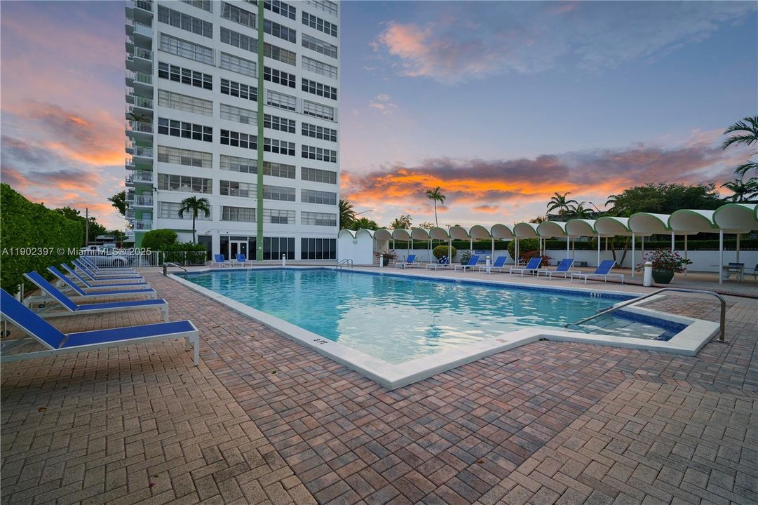 Recently Sold: $345,000 (2 beds, 2 baths, 1304 Square Feet)