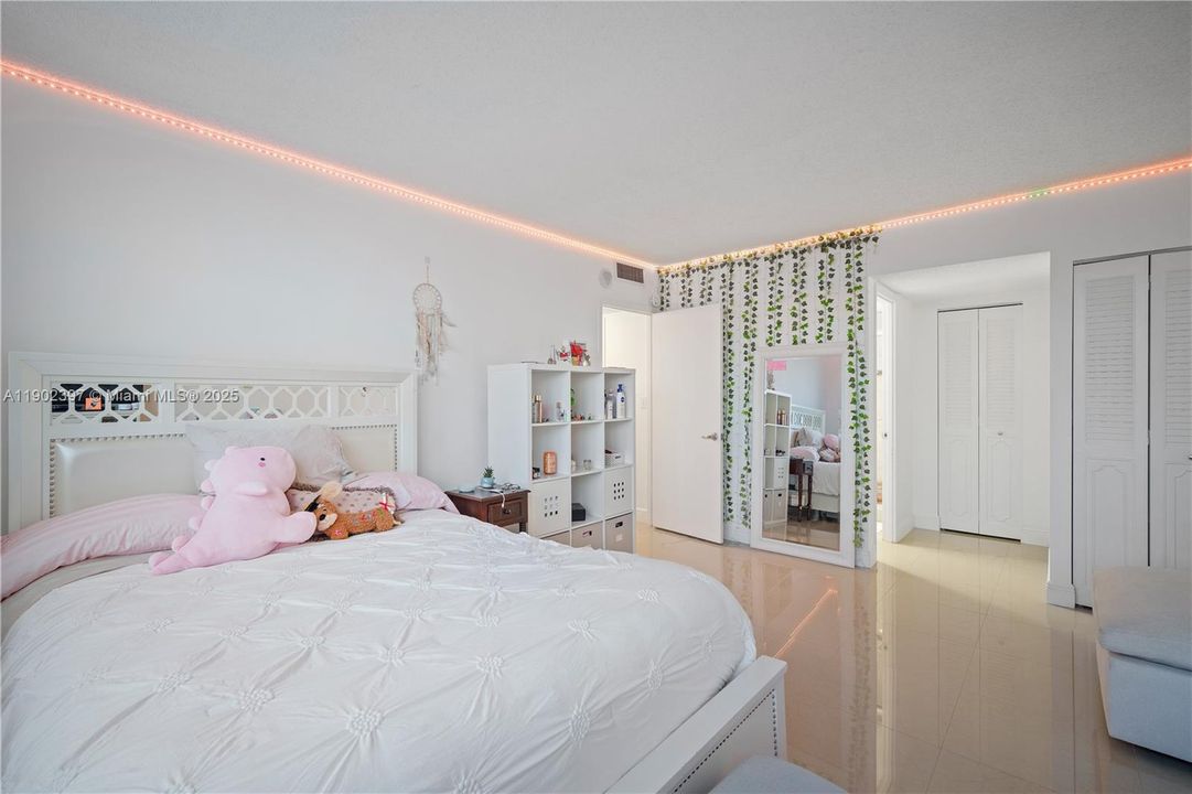 Recently Sold: $345,000 (2 beds, 2 baths, 1304 Square Feet)