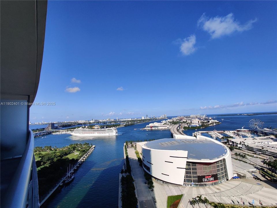 Active With Contract: $4,100 (1 beds, 1 baths, 943 Square Feet)