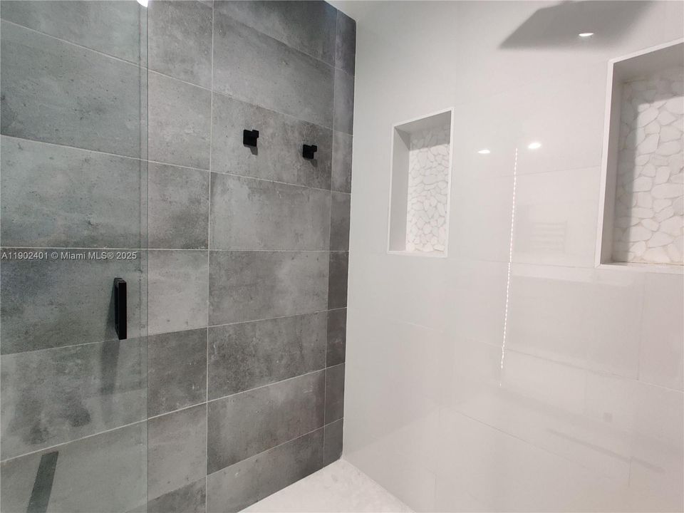 Active With Contract: $4,100 (1 beds, 1 baths, 943 Square Feet)