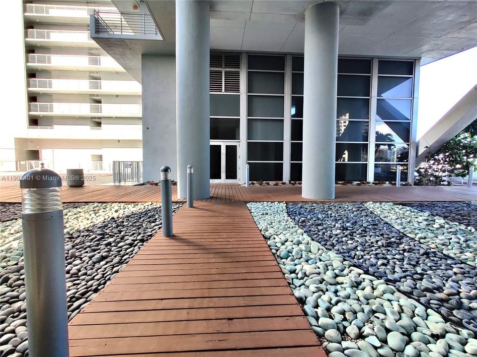 Active With Contract: $4,100 (1 beds, 1 baths, 943 Square Feet)