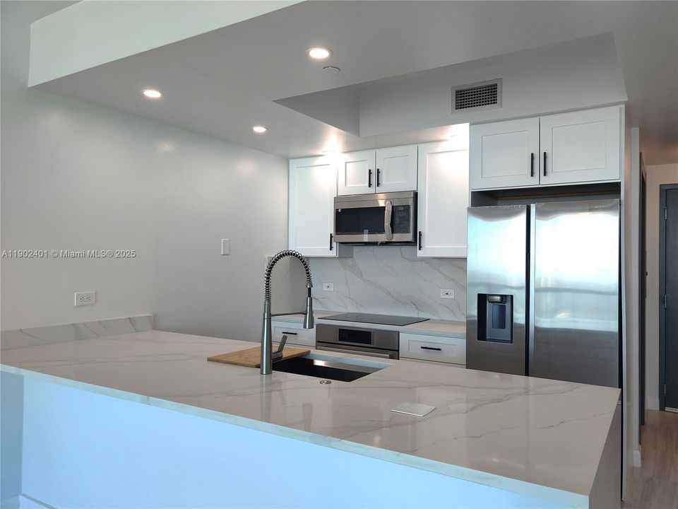 Active With Contract: $4,100 (1 beds, 1 baths, 943 Square Feet)