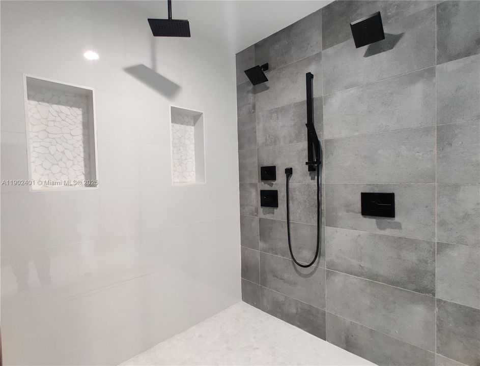 Active With Contract: $4,100 (1 beds, 1 baths, 943 Square Feet)