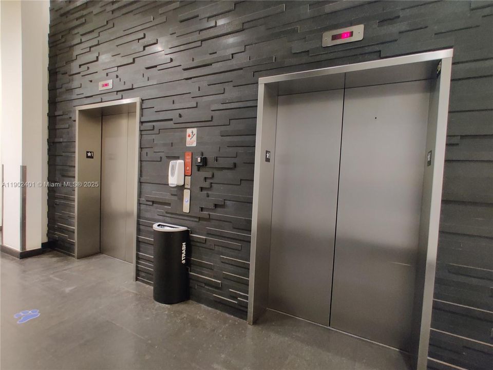 Active With Contract: $4,100 (1 beds, 1 baths, 943 Square Feet)