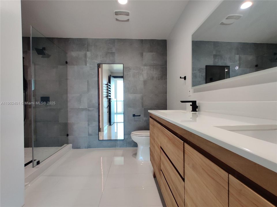 Active With Contract: $4,100 (1 beds, 1 baths, 943 Square Feet)