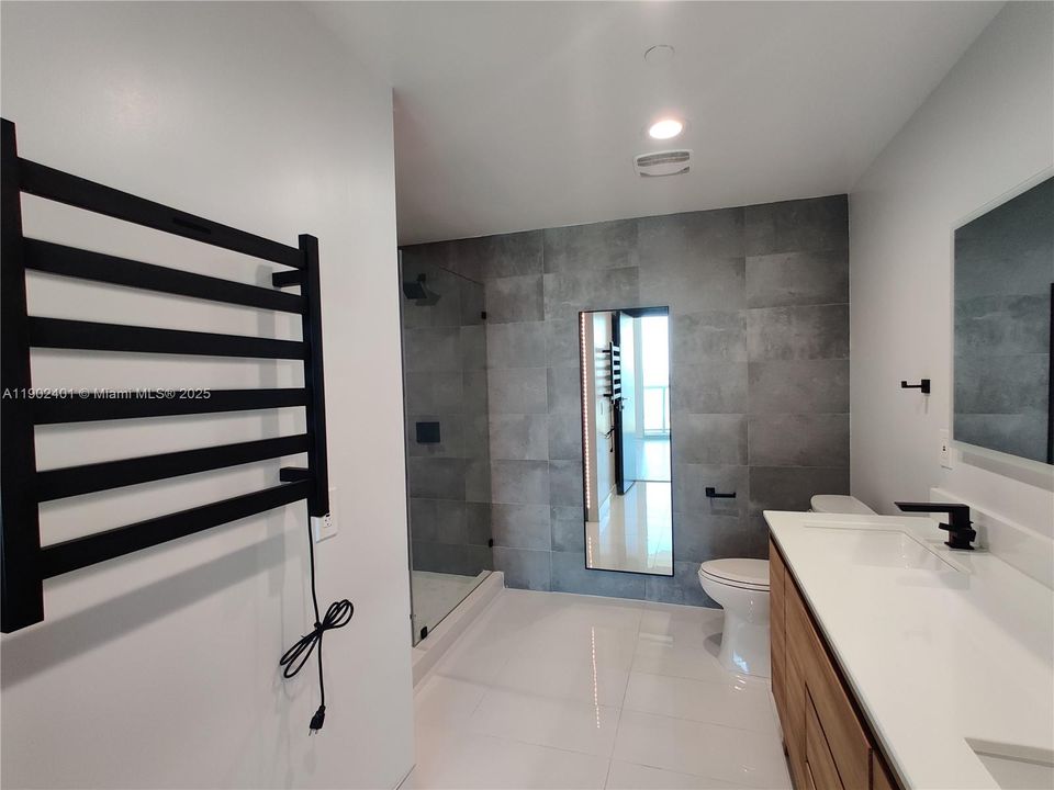 Active With Contract: $4,100 (1 beds, 1 baths, 943 Square Feet)