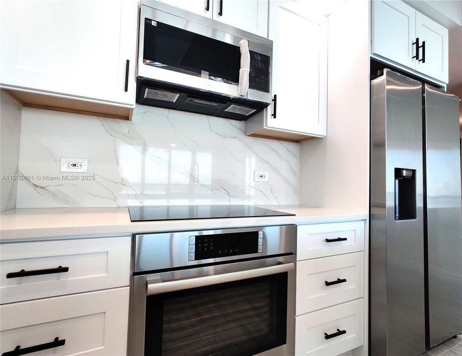 Active With Contract: $4,100 (1 beds, 1 baths, 943 Square Feet)