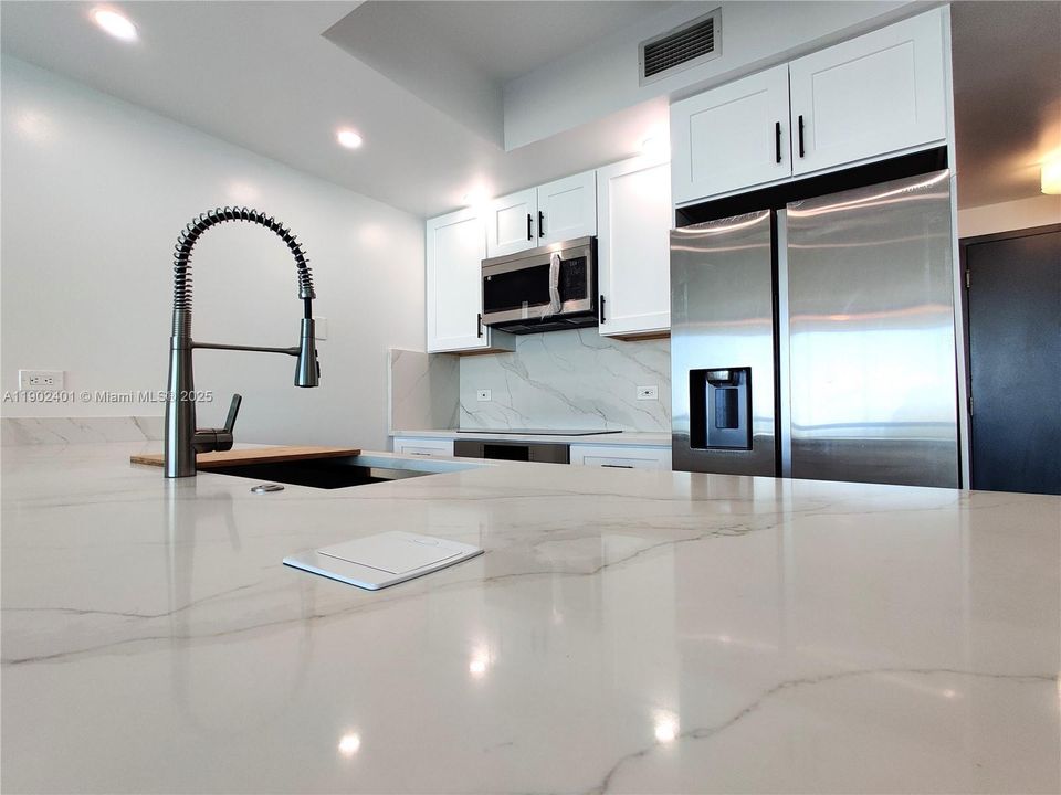 Active With Contract: $4,100 (1 beds, 1 baths, 943 Square Feet)