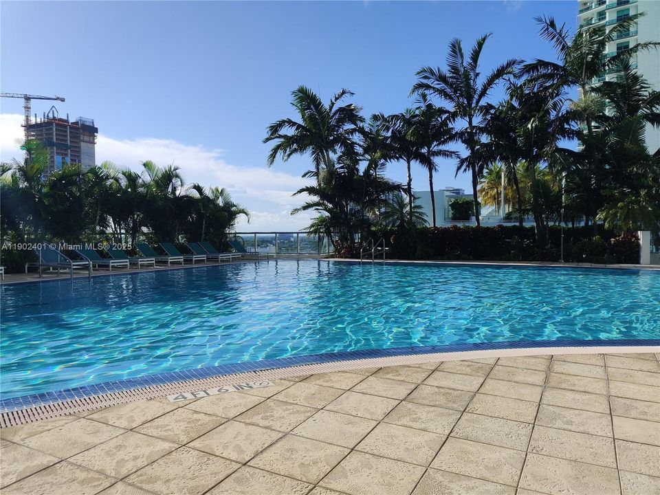 Active With Contract: $4,100 (1 beds, 1 baths, 943 Square Feet)