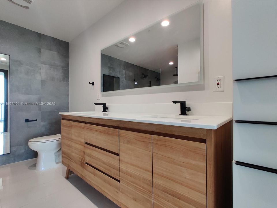 Active With Contract: $4,100 (1 beds, 1 baths, 943 Square Feet)