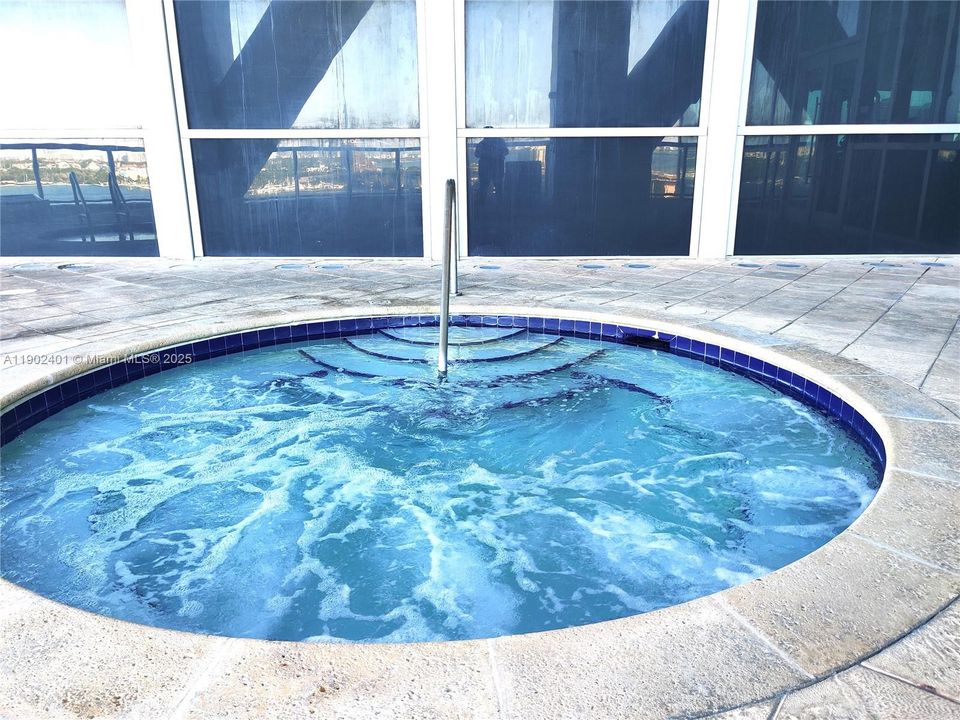 Active With Contract: $4,100 (1 beds, 1 baths, 943 Square Feet)