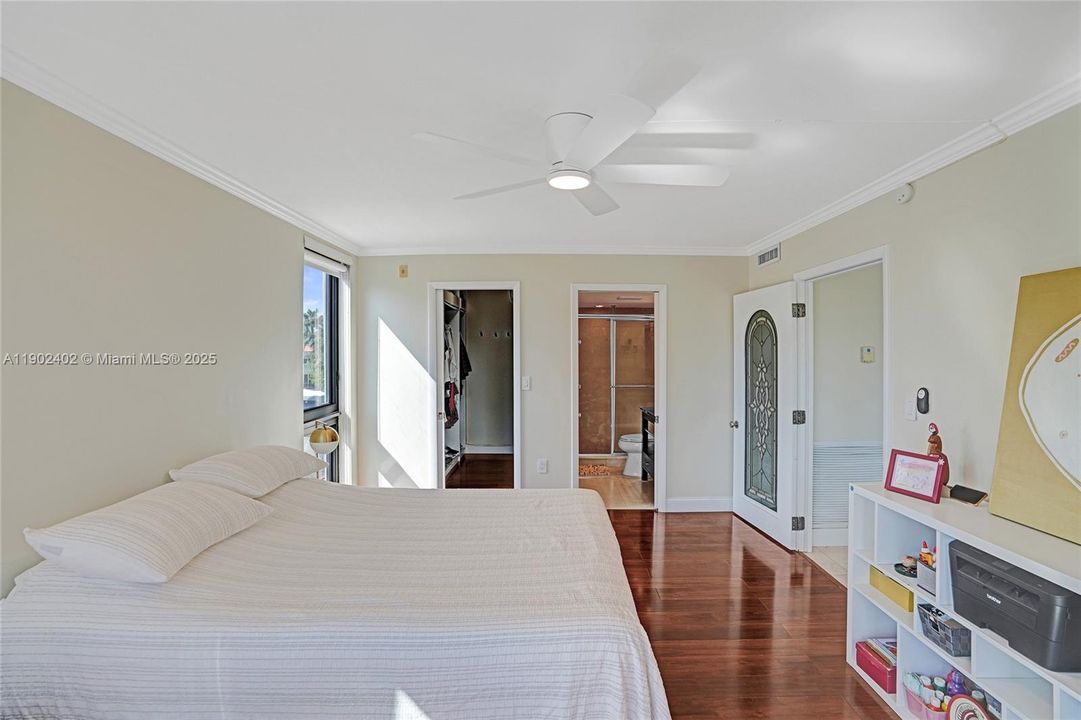 Recently Rented: $3,700 (2 beds, 2 baths, 1050 Square Feet)