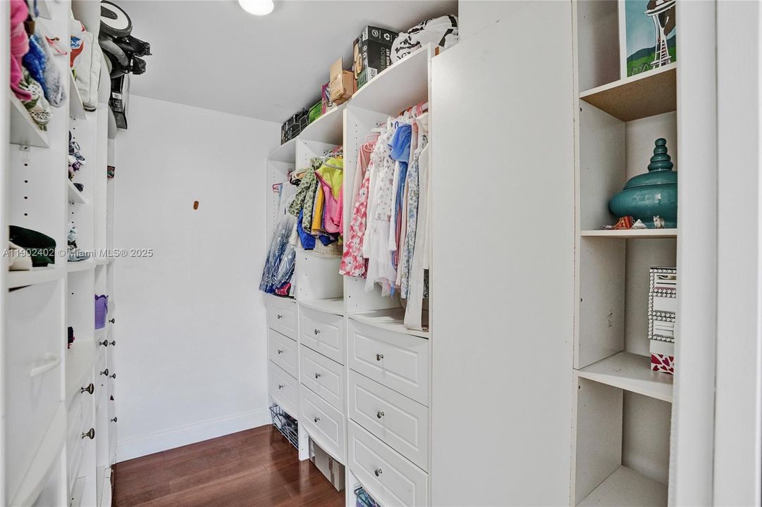 Recently Rented: $3,700 (2 beds, 2 baths, 1050 Square Feet)