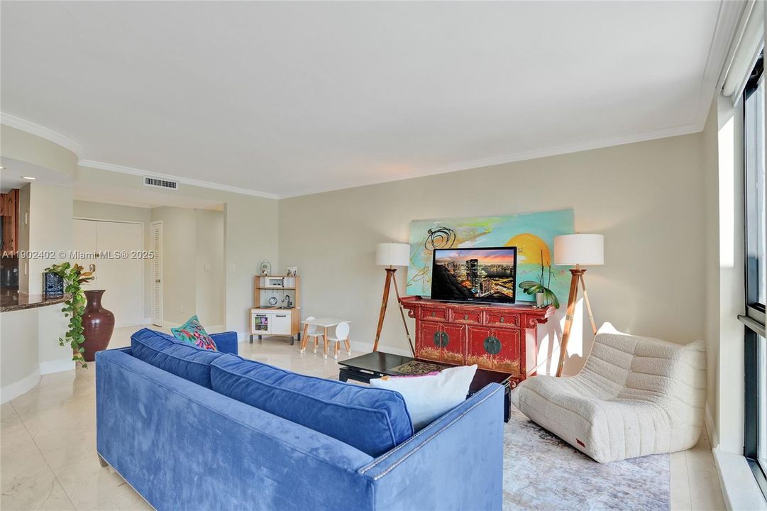 Recently Rented: $3,700 (2 beds, 2 baths, 1050 Square Feet)