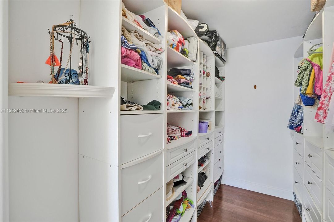 Recently Rented: $3,700 (2 beds, 2 baths, 1050 Square Feet)