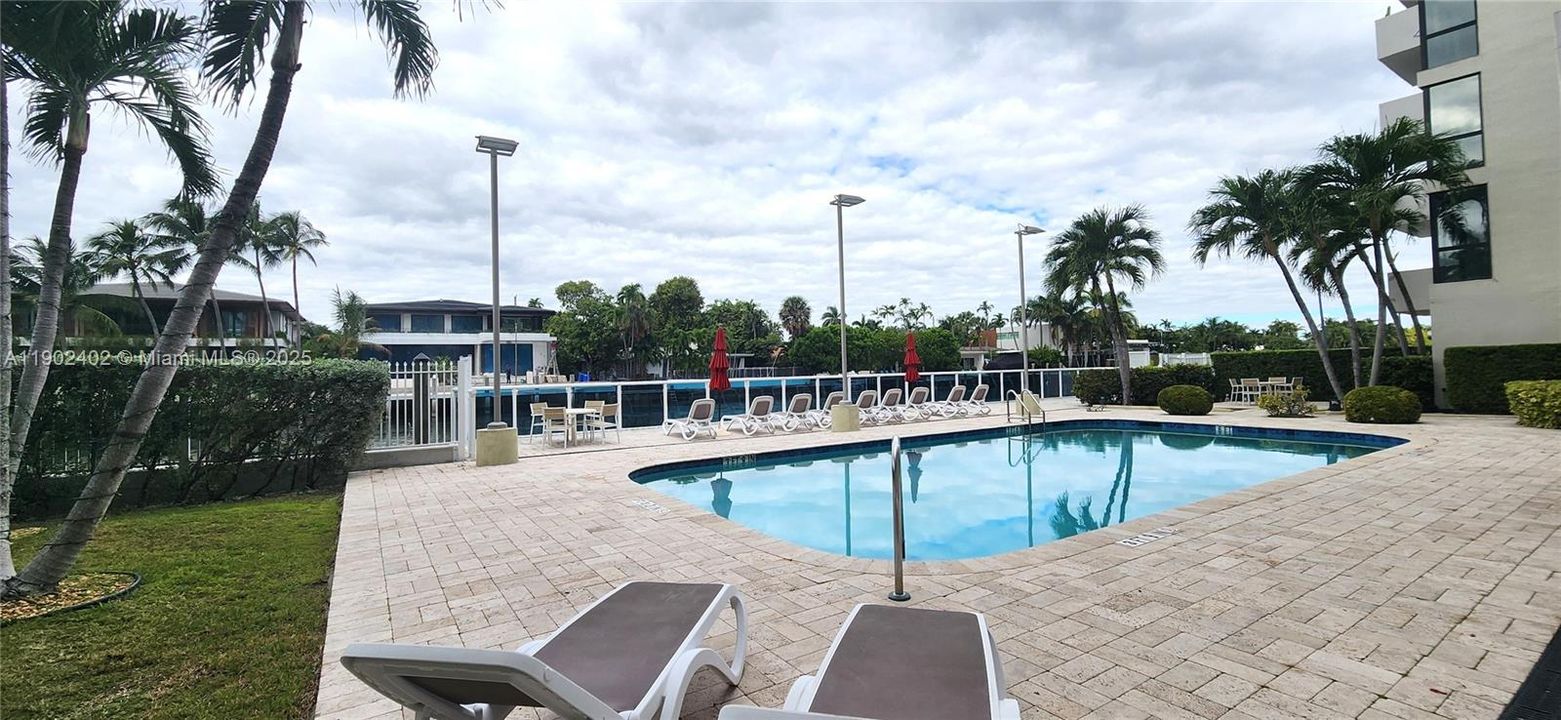 Recently Rented: $3,700 (2 beds, 2 baths, 1050 Square Feet)