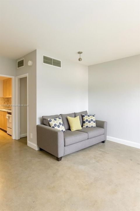 For Sale: $257,000 (0 beds, 1 baths, 580 Square Feet)