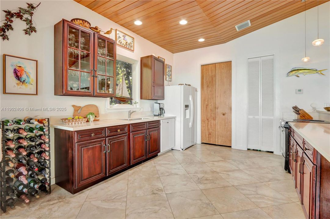 For Sale: $4,450,000 (3 beds, 2 baths, 2025 Square Feet)