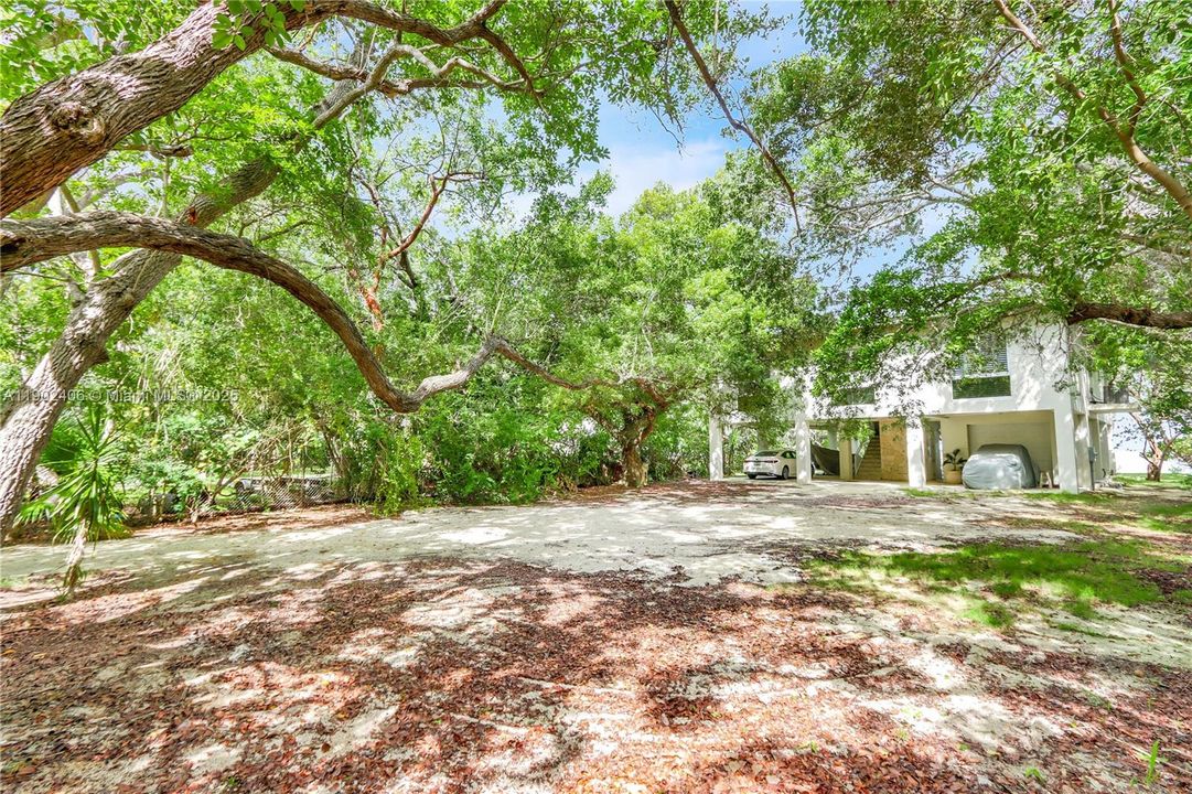 For Sale: $4,450,000 (3 beds, 2 baths, 2025 Square Feet)