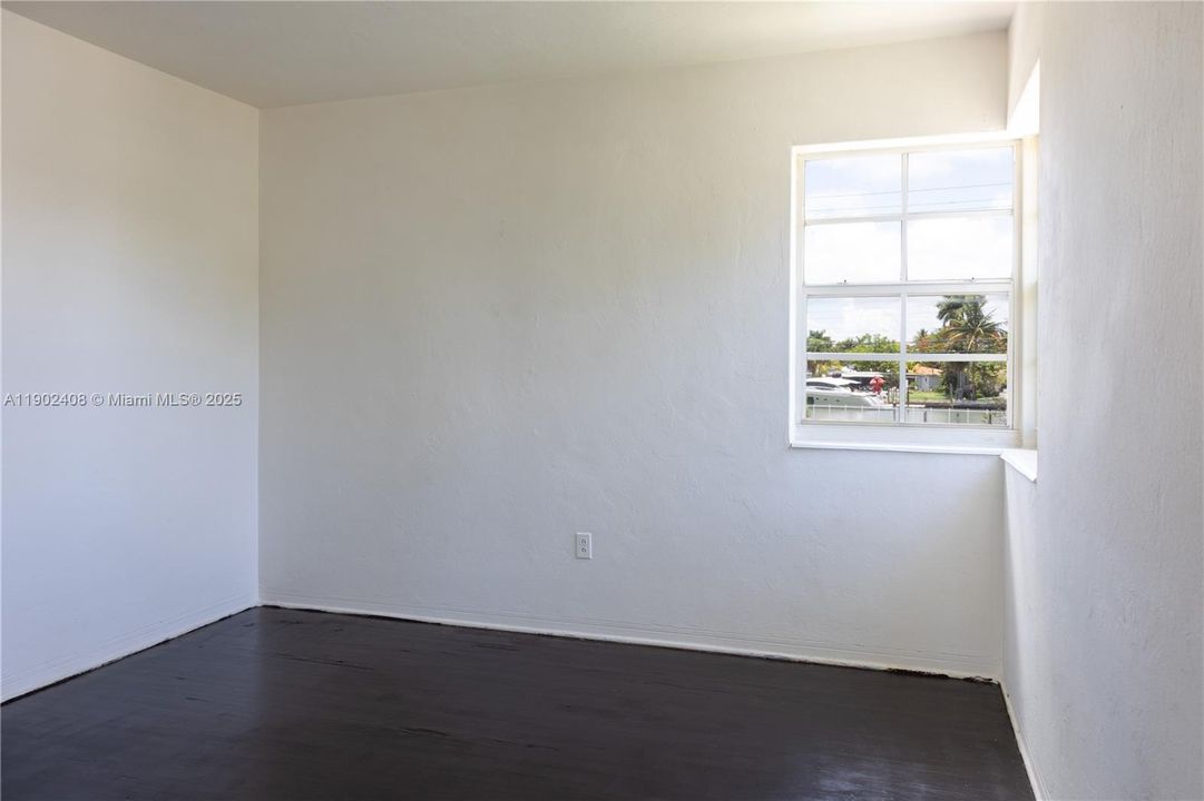 For Rent: $1,900 (1 beds, 1 baths, 5549 Square Feet)