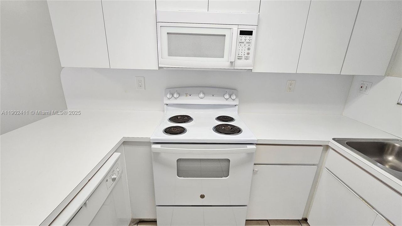 For Rent: $2,500 (2 beds, 2 baths, 1020 Square Feet)