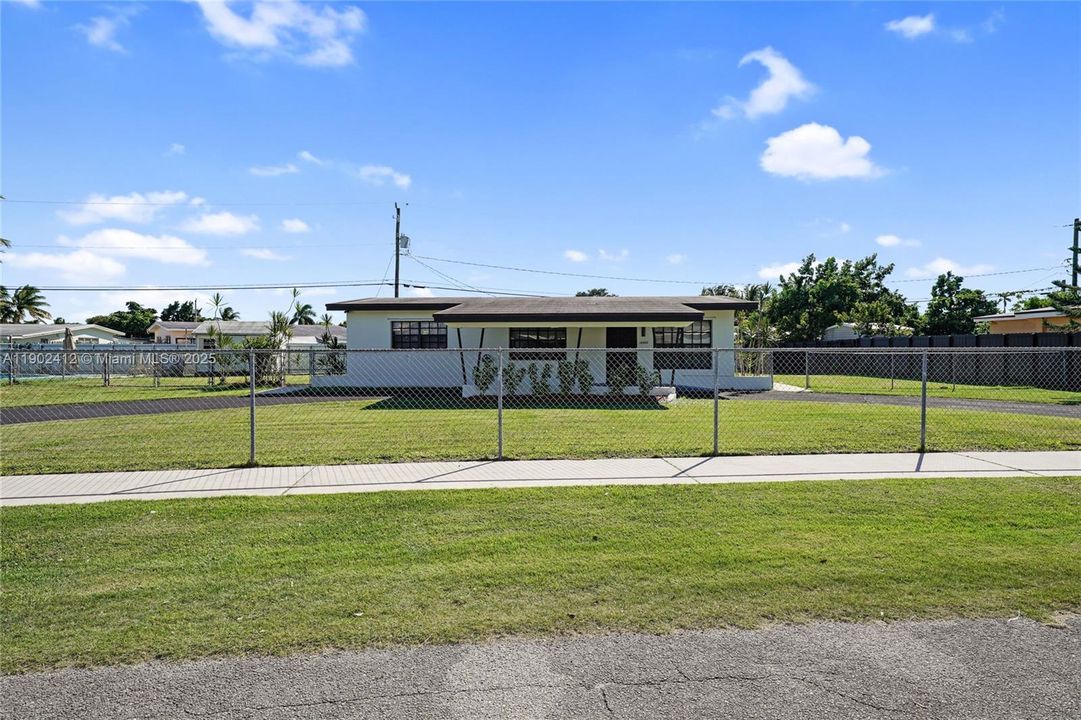 For Sale: $509,900 (4 beds, 2 baths, 1472 Square Feet)