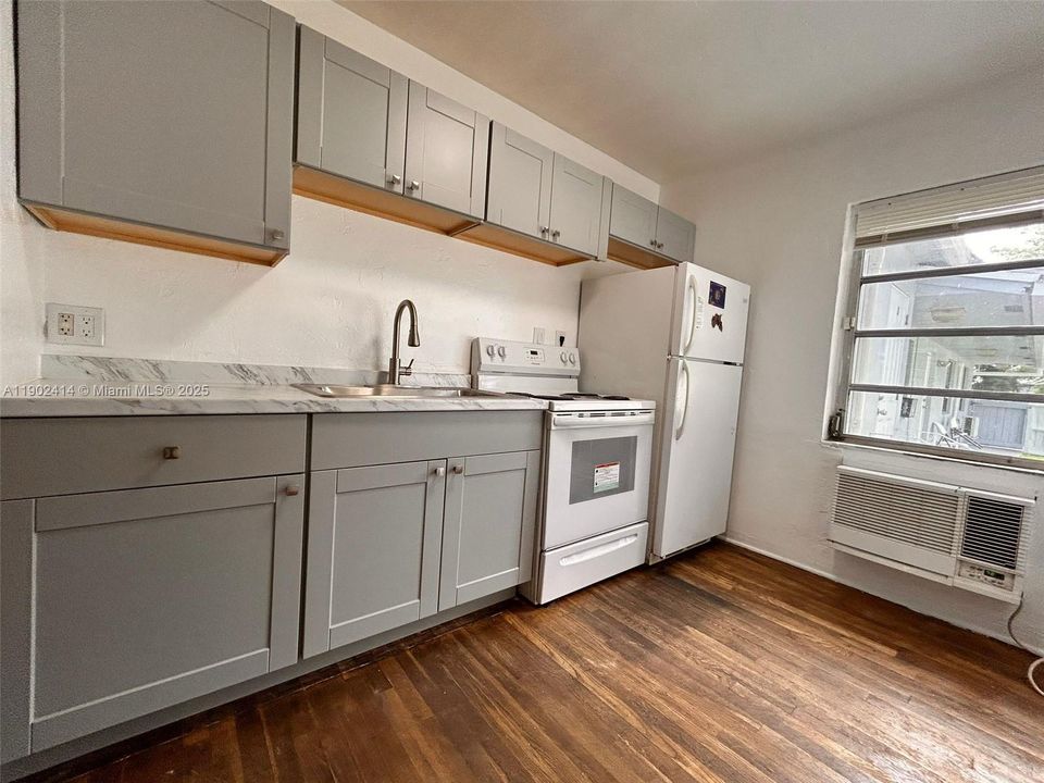 合同活跃: $1,850 (2 贝兹, 1 浴室, 2594 平方英尺)