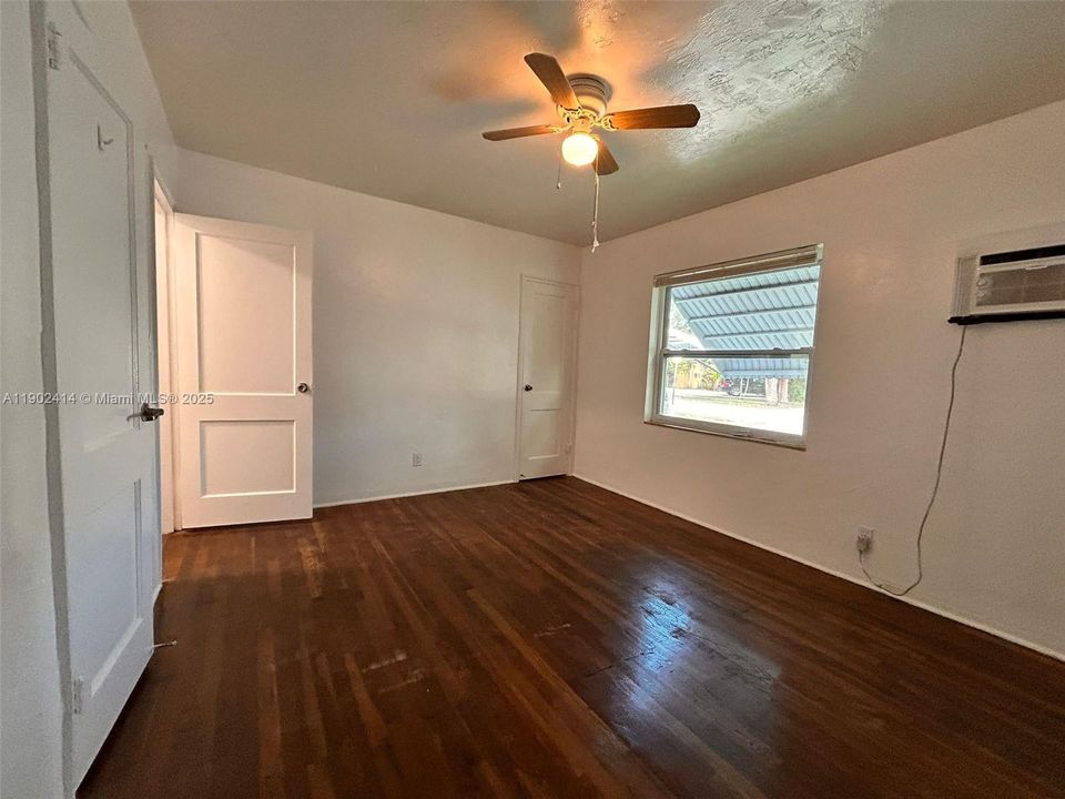 合同活跃: $1,850 (2 贝兹, 1 浴室, 2594 平方英尺)