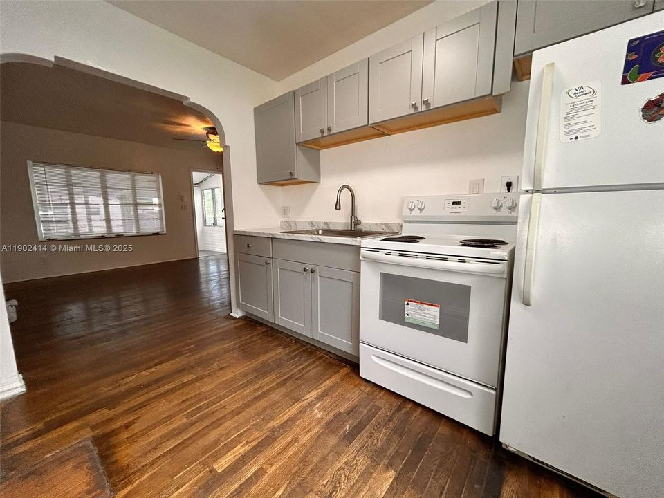 合同活跃: $1,850 (2 贝兹, 1 浴室, 2594 平方英尺)