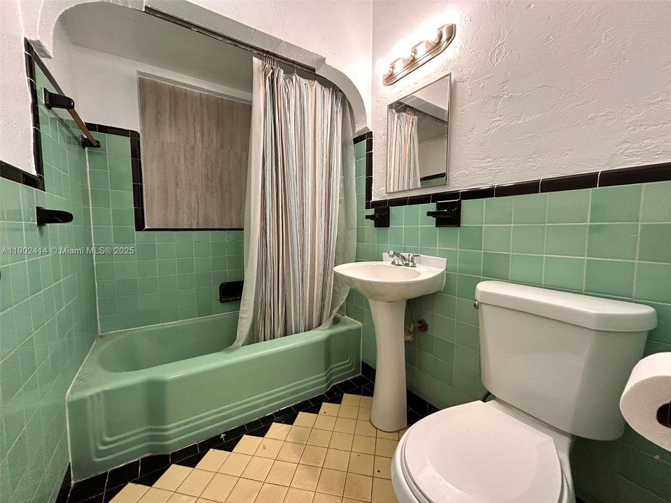 合同活跃: $1,850 (2 贝兹, 1 浴室, 2594 平方英尺)